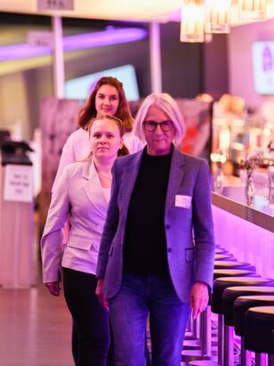 Geschäftsführerin_mit_Stipendiatinnen